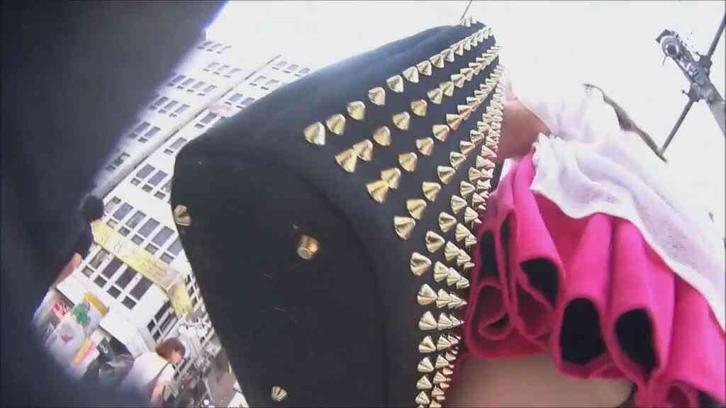 真‧偷拍神人!!假裝逛街尾隨  其實是想看氣質正妹裙下的美好風景!!2