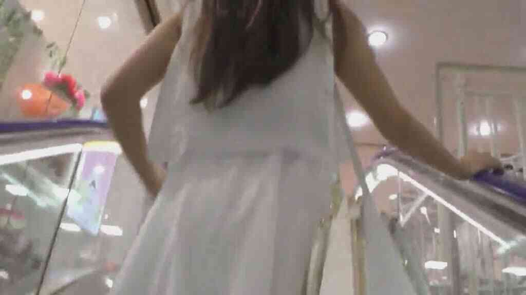 真‧偷拍神人!!假裝逛街尾隨  其實是想看氣質正妹裙下的美好風景!!