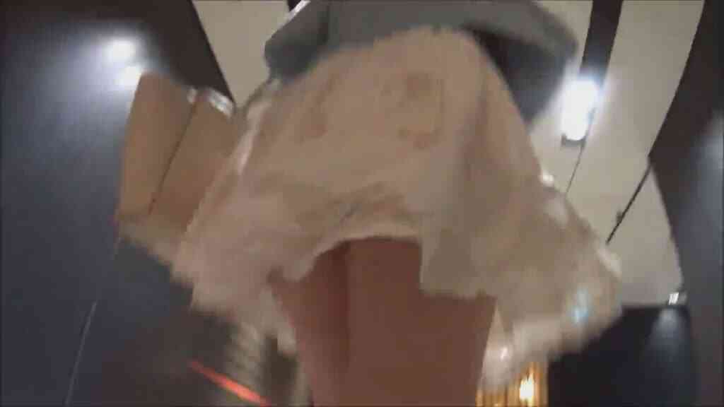 偷拍路邊正妹的裙底風光！一臉清純的她沒想到裙子裡面這麼騷！兩片肉讓我「雞昂」啊！