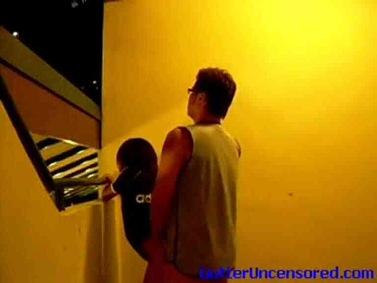 大叔和疑似未成年的小妹在頂樓搞起來了