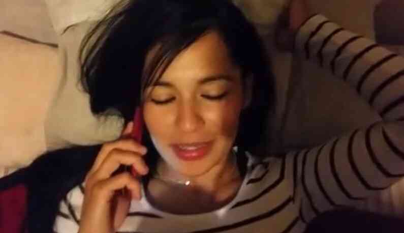 邊講電話邊趴趴，妹子忍不住喘氣…