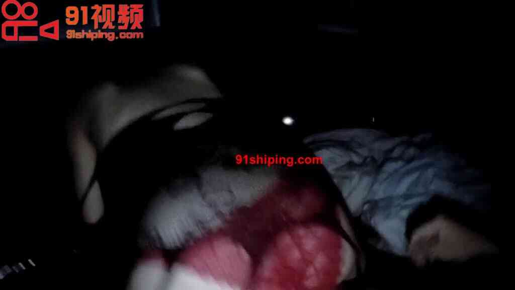 吃雞的混血美女，極品在黑暗中更顯得白皙搶眼