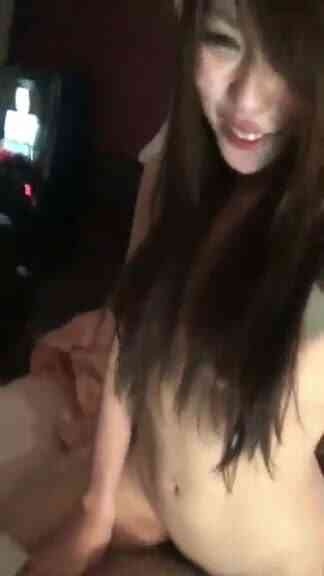 女主播被狠幹還自拍～真的有夠騷～