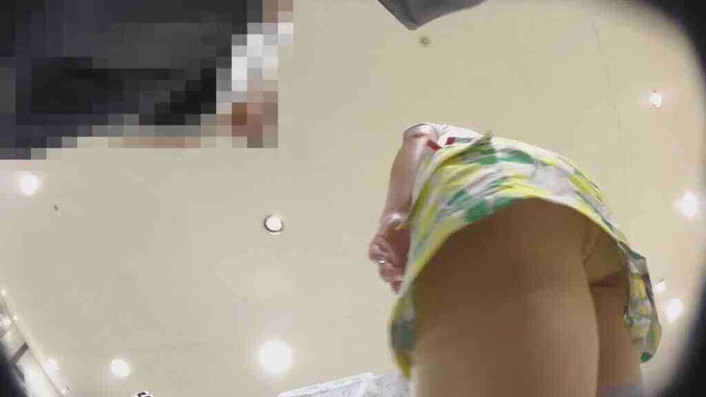 หนุ่มหื่น ทำทีจะซื้อเสื้อผ้า จริงงๆแล้วตั้งใจมาถ่ายใต้กระโปรงพนักงานขาย~~ 2