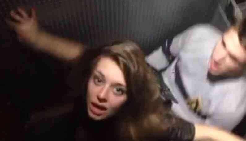 偷拍情侶廁所裡啪啪被發現