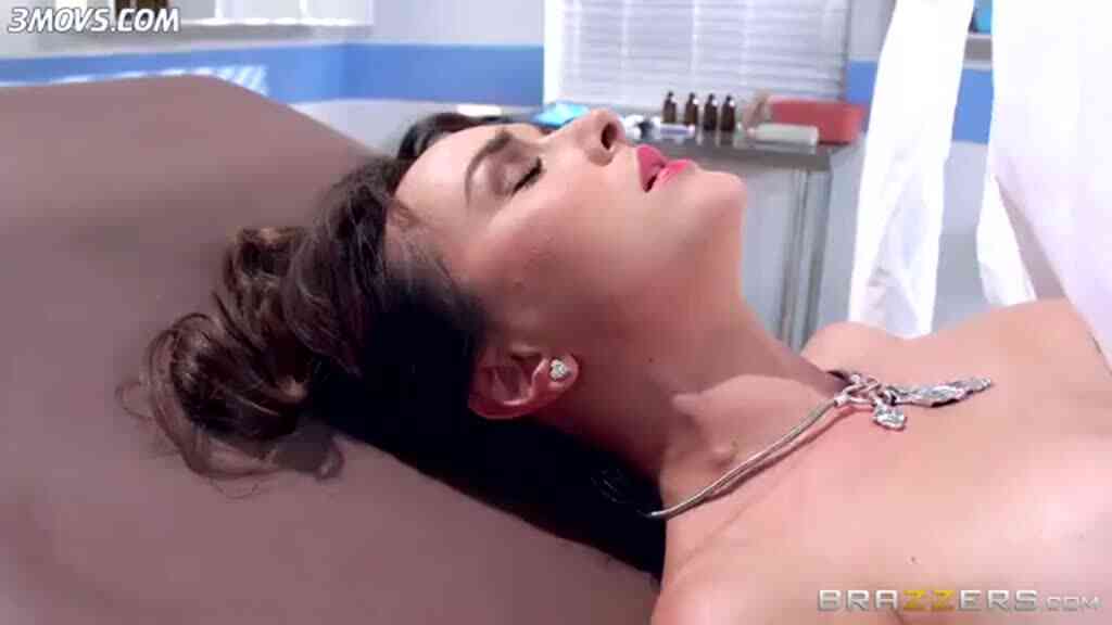 [歐美] 火辣人妻看婦產科被醫生插到潮吹！