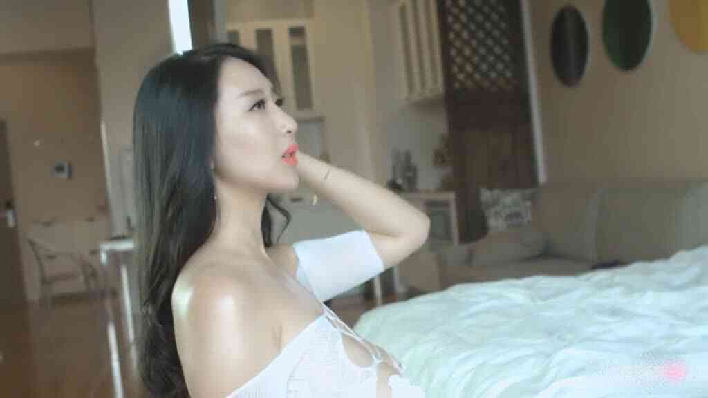 [韓國] 木蘭飛彈來襲！巨乳妹把奶掛在胸罩外面！抹上奶油小點若隱若現：乖乖舔完有獎勵嗎