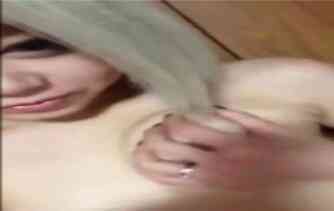 辣妹的美乳渴求有人能幫她抓一把