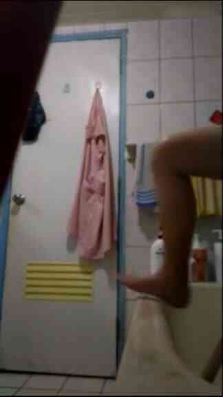 屁孩想偷拍表姊洗澡！沒想到卻拍到「意外驚喜」嚇得再也不敢啦！