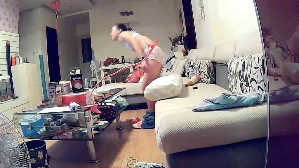 偷拍意淫已久隔壁母女！雖然生過孩子身材還是很可口啊…媽媽的好像比女兒大！