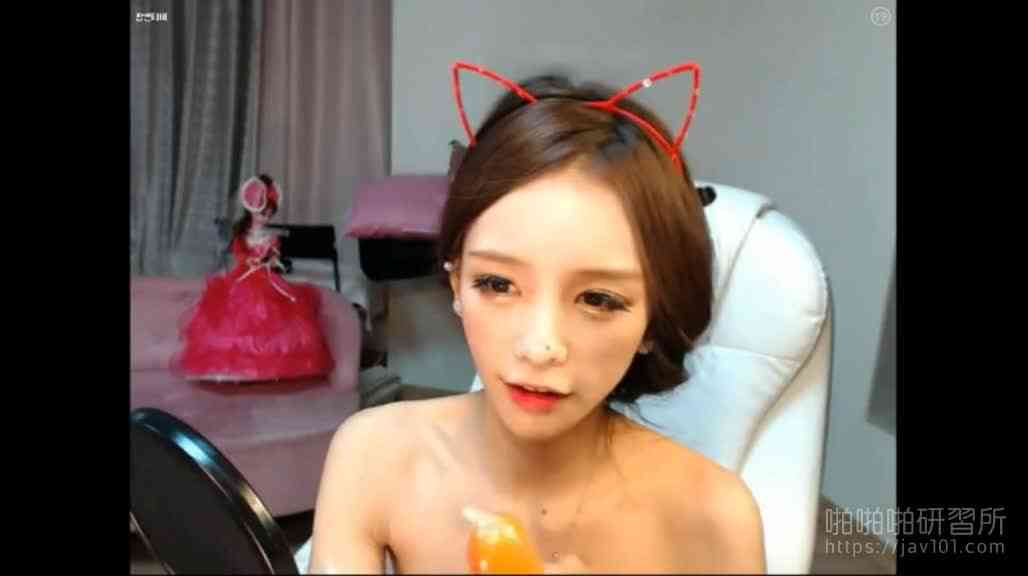 極品正妹把各種條狀物往私密地帶塞！爽到一直嬌喘...水還噴了一地：對她射好射滿