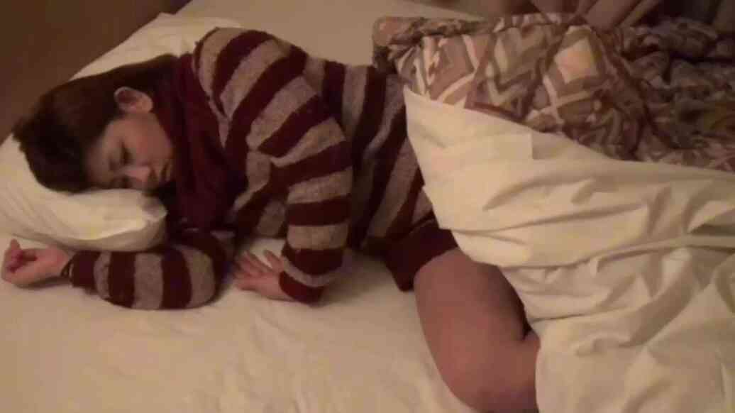 21歲美女初戀被甩酒醉熟睡後被插BB又肥又緊好多水強行插入