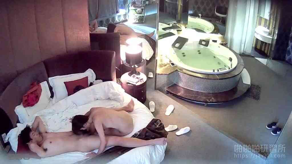 สาวขี้เงี่ยนขอขึ้นควบเอง