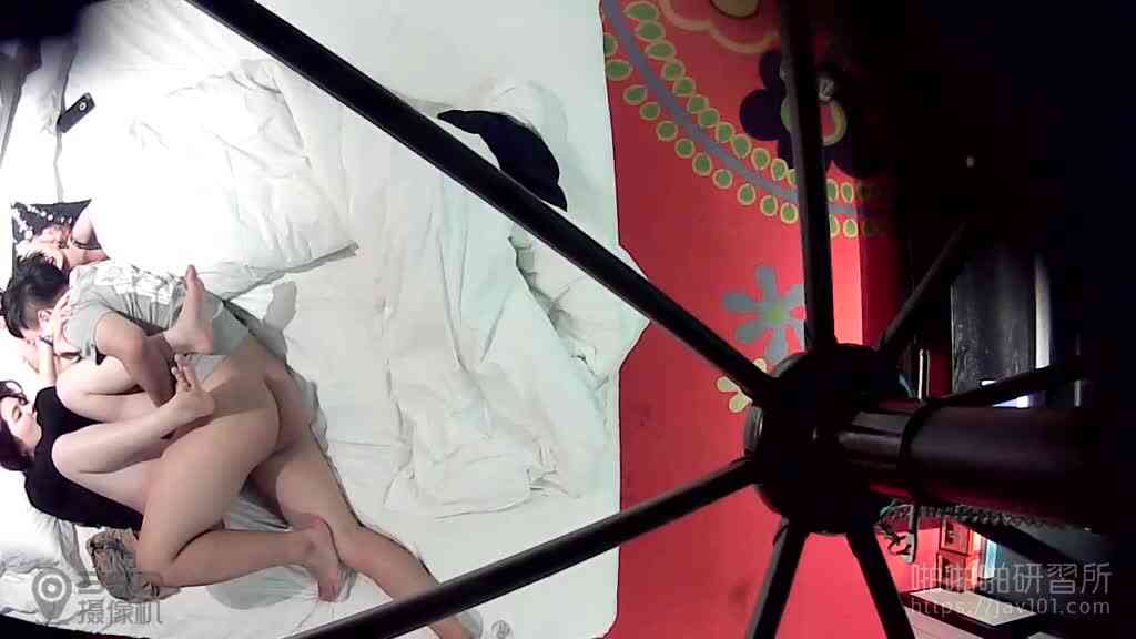 [JAV101精選偷拍!]這女的一定是夾很緊! 讓男人沒幾下就要射了