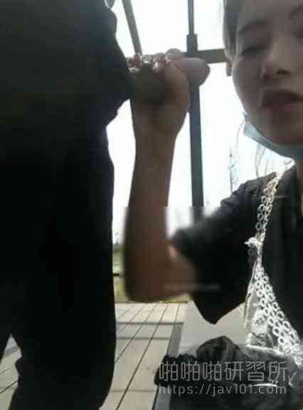 ดีเจสาวนมโต ถอดกางเกงแฟนคลับเเล้วโม้คควยในสวนสาธารณะ มีคนเห็นก็ยังไม่อาย