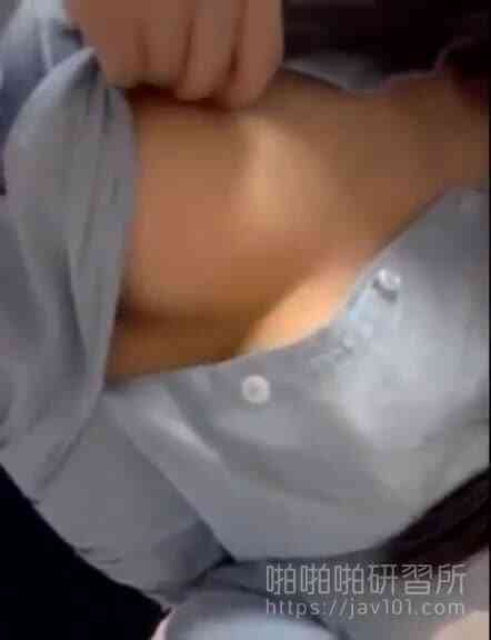 上班好無聊！沒穿胸罩的巨乳OL解開襯衫讓雙乳透透氣！兩點全露自揉：還拍了下