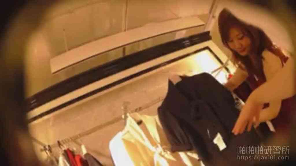 แกล้งทำเป็นลูกค้า แต่จริงๆ แอบถ่ายอยู่