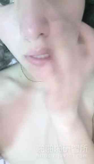 甜美辮子女孩約男人回家一起直播啪啪