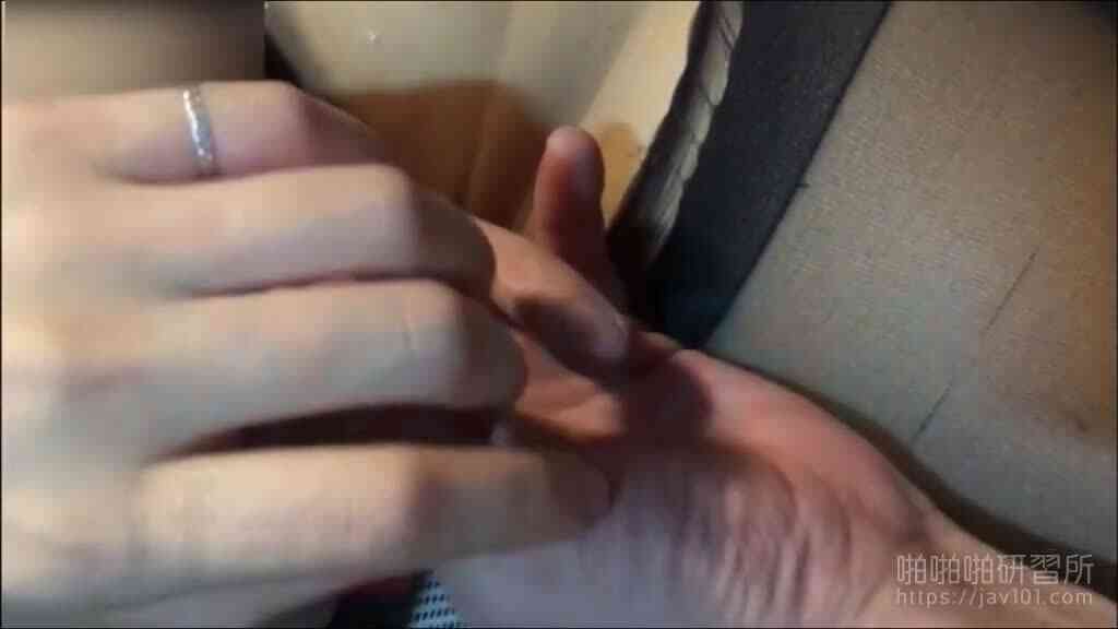 把長腿絲襪騷妹的逼逼玩到出水再狠狠插入！