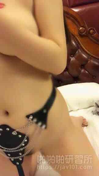 ใส่ชุดแบบนี้ เห็นแคมชมพูหมดเลยค่ะ