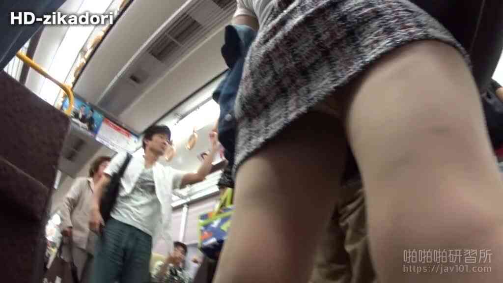 เด็ด แอบถ่ายใต้กระโปรงสาวในรถไฟฟ้า