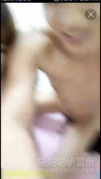 [JAV101精選直播!]淫蕩主播陰戶大開! 找人來肏還對鏡頭不斷特寫鮮鮑