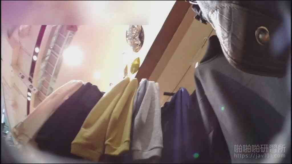 แอบถ่ายใต้กระโปรงพนักงานสาวสวย13