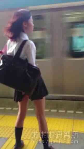 真‧偷拍神人!!不管站著坐著 只要是高中妹內褲顏色都引人遐想 2