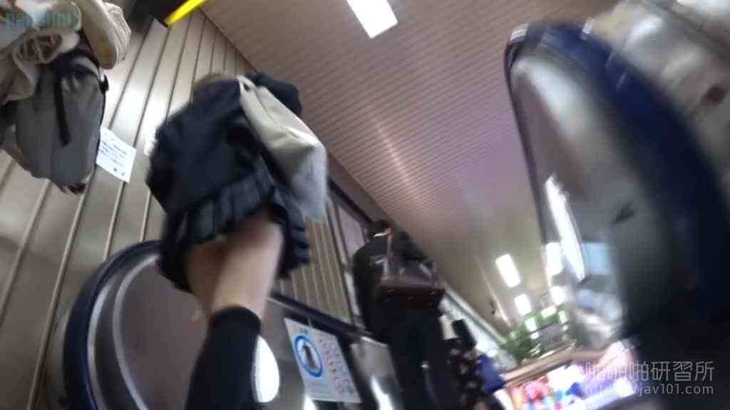 [日本] 真‧偷拍神人!不管站著坐著 只要是高中妹內褲顏色都引人遐想 3
