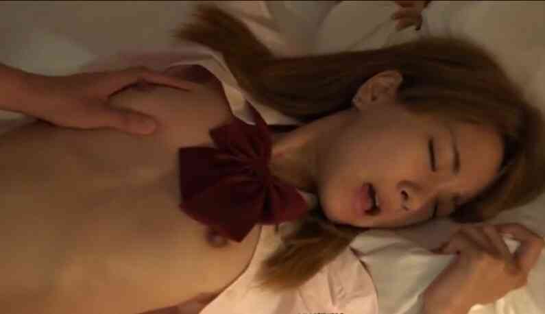 [FC2]สาวสวยทำหน้าเสียวบนเตียง