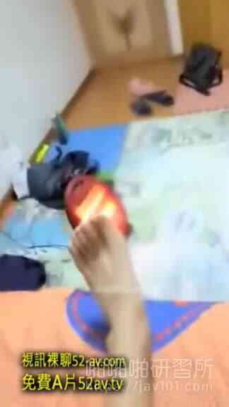 [JAV101精選直播!]姊姊直播與醜弟弟大玩亂倫啪啪，被射裡面又哀個不停怎麼辦