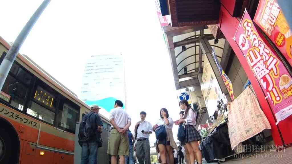 真‧偷拍神人!!不管站著坐著 只要是高中妹內褲顏色都引人遐想 11