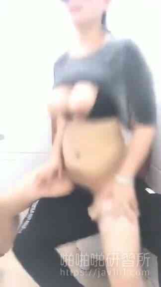 คู่รักเย็ดกันในรถบ่อยจนรถพัง เลยพากันมาเย็ดในห้องน้พสาธารณะต่อ