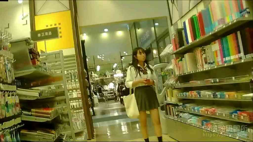 真‧偷拍神人!!不管站著坐著 只要是高中妹內褲顏色都引人遐想 21