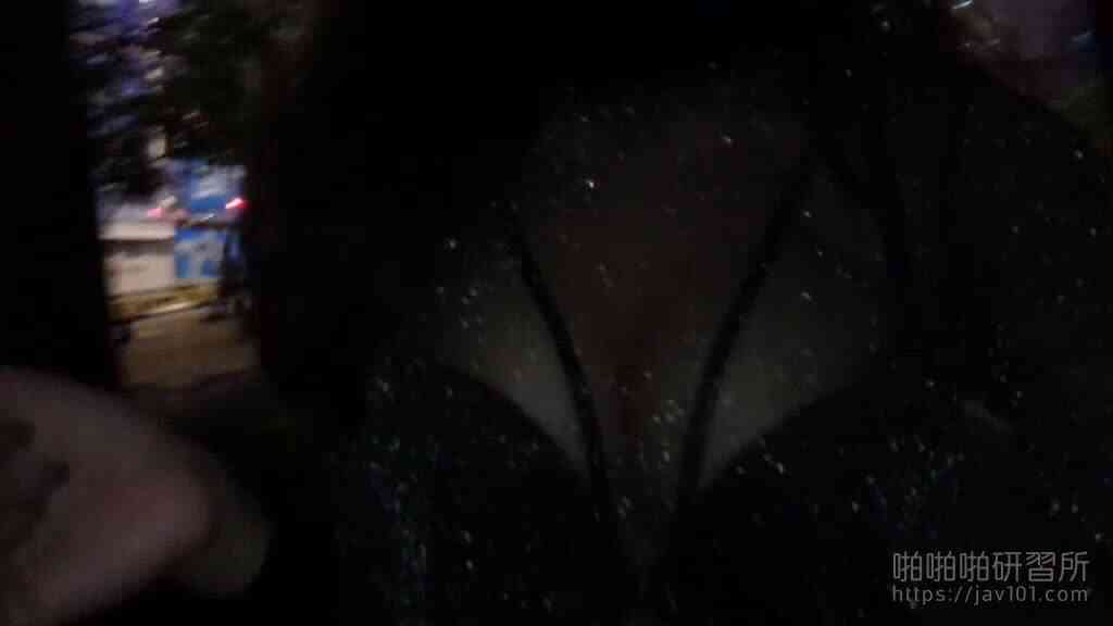 穿著暴露在路上遊走！所有路人盯著她的雙球看！乾脆露出小丁底下的秘密..4