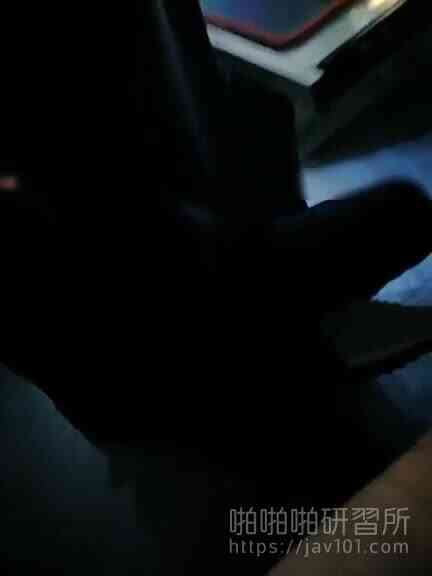 สาวสวยกล้าหาญไปที่ร้านเน็ตเพื่อให้ผู้ชายสัมผัสเธอ! หลังจากนั้นมือของเธอก็มีกลิ่นทะเล