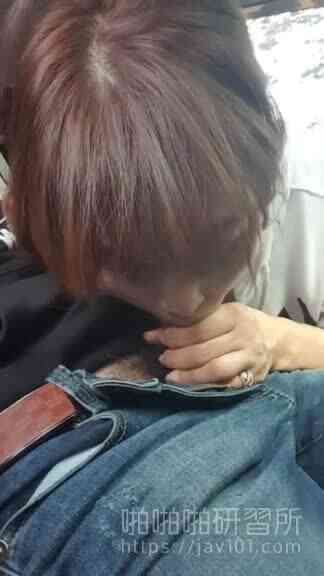 副駕駛的長髮姊姊趴下幫咬咬 舔的棒棒青筋暴露