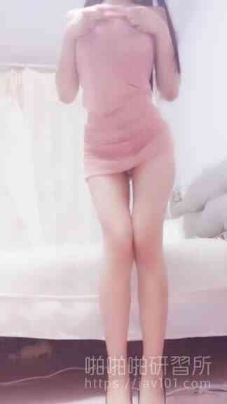 巨乳妹穿上粉系透視裙！第三點若隱若現！兩粒雪白大福就這樣蹦出來：想撲倒 (5)