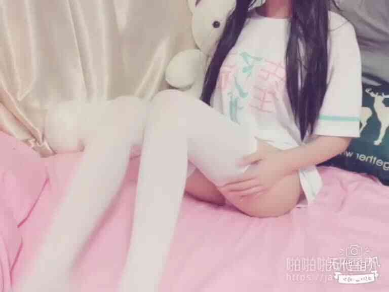 蘿莉粉少女VIP視頻-1～讓她一件一件慢慢脫～