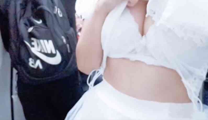 網紅就是要讓大家都看見! 從進站一路到車廂不停露出！ (2)