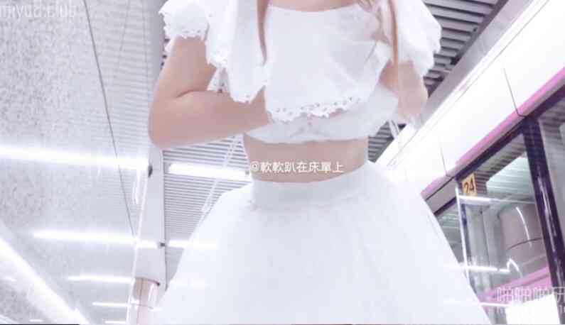 網紅就是要讓大家都看見! 從進站一路到車廂不停露出！ (3)