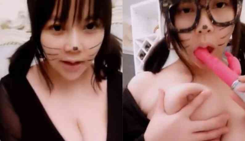 童顏萌妹扮成小母貓 脹奶的程度像是要哺乳