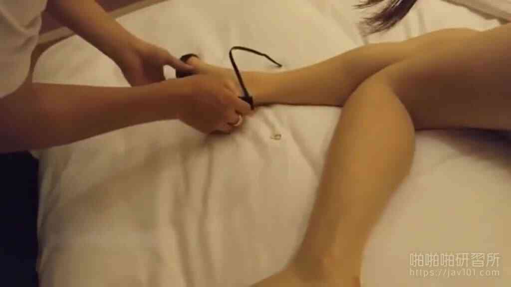 流出！嫩妹唱KTV被灌醉 慘遭兩男撿屍「爽玩黑海鮮」還留體毛紀念！