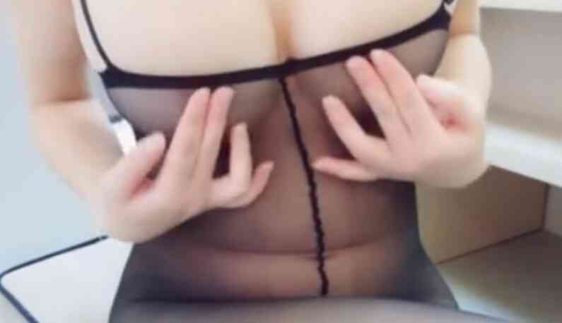 這件衣服太邪惡！不只透明還開襠！妹子光滑白嫩的小駱駝盡收眼底：想觸碰 (3)