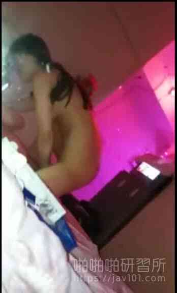 剪頭髮順便帶回一個妹! 一邊幹一邊自拍大奶