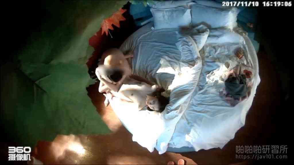 สาวมหาลัยใส่กางเกงในตัวเดียวนอนดูทีวีแฟนหนุ่ม เห็นแล้วทนไม่ไหวเลยต้องจับเย็ด