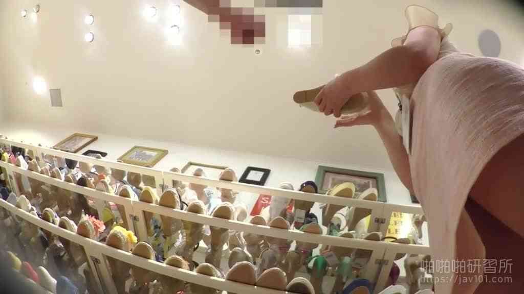 แอบถ่ายใต้กระโปรงพนักงานสาวๆ  22