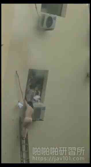 เกิดเหตุไฟไหม้ตอนอาบน้ำ สาวนมโตแก้ผ้า เตรียมกระโดดออกหน้าต่าง คนดูเพียบ