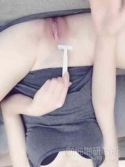 สาววัยใสบอกว่าเทคนิคการทำให้หีดูสีชมพู คือการโกนหมอยออกให้หมด  (2)