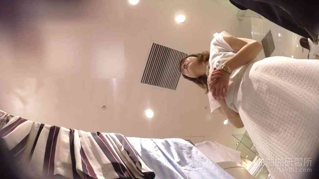 แอบถ่ายใต้กระโปรงพนักงานสาวๆ 25